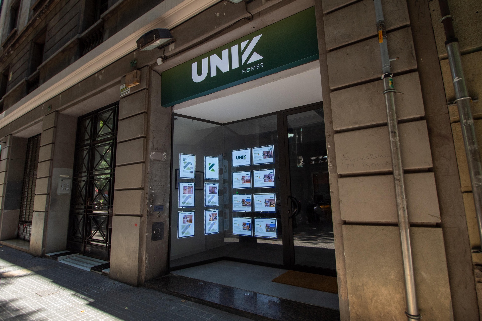 Escaparate oficina UNIK Homes en Barcelona